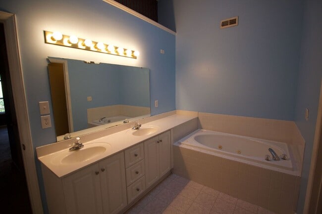 Building Photo - 120 Breezewood Dr