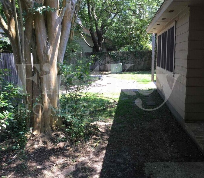 Building Photo - 4030 Meadowgold Ln