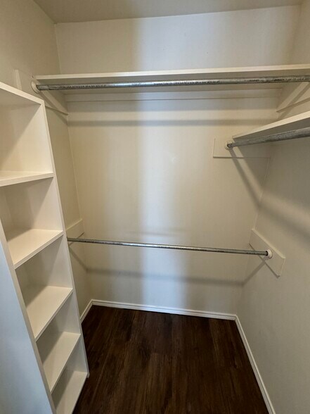 Building Photo - 534 N Brentwood Ave