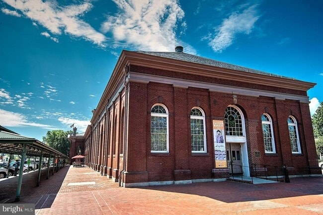 Building Photo - 1211 G St SE