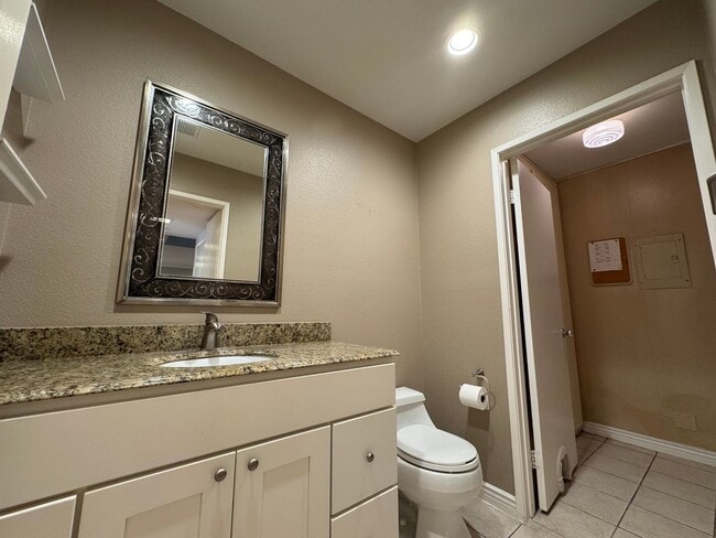 Building Photo - Charming 3Bd/2.5Ba w/Private Yard and New ...