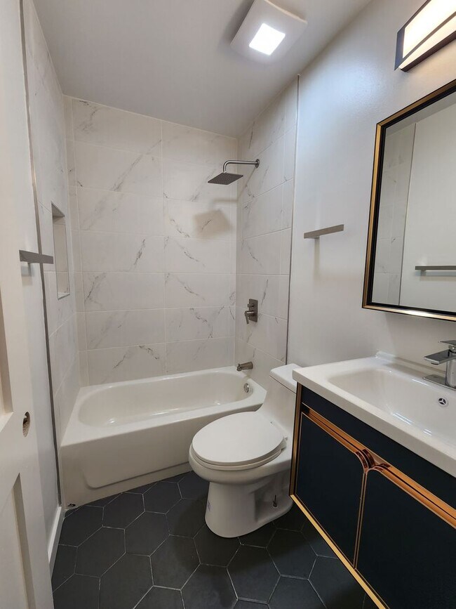 Building Photo - Spacious 2 bedroom unit in a great area in Graduate hospital