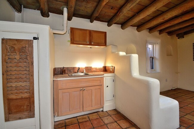 Building Photo - 142 Duran St