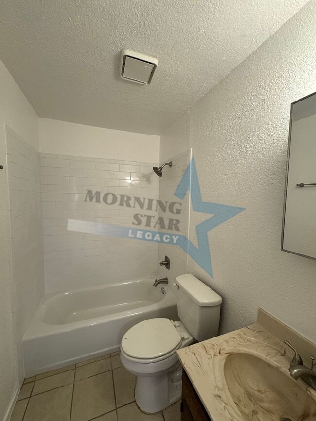 Building Photo - Cute 2-Bedroom Duplex