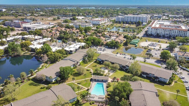 Building Photo - 1ST MONTH RENT FREE 2 Bed 1 Bath 2nd Floor Unit With Balcony In Desirable Area Winter Park Sectio...