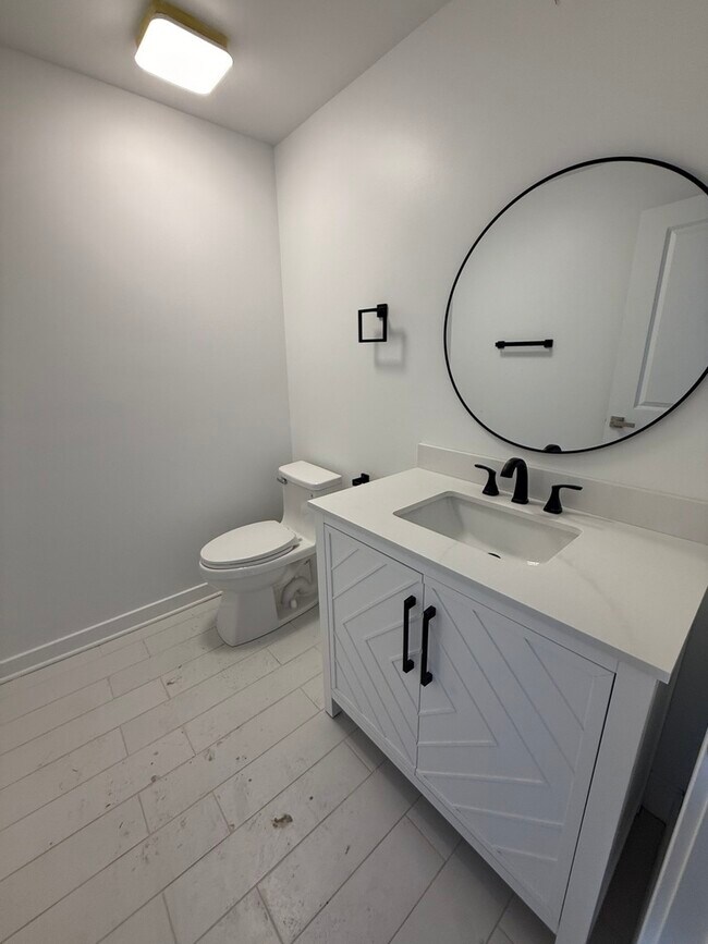 Building Photo - 2157 N Western Ave