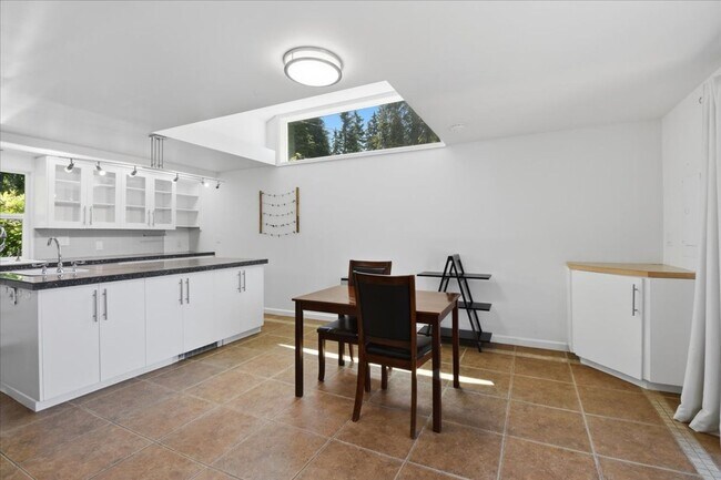Building Photo - 3bd/1.75ba Shoreline Home