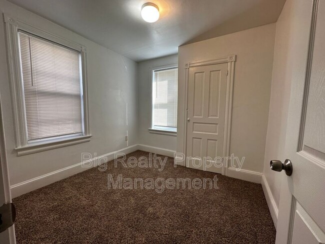 Building Photo - 342 Valley Rd