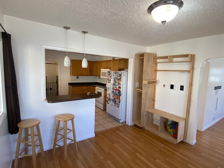 Building Photo - 160 E Leslie Ave