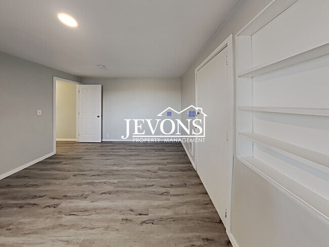 Building Photo - 3303 S Ainsworth Ave