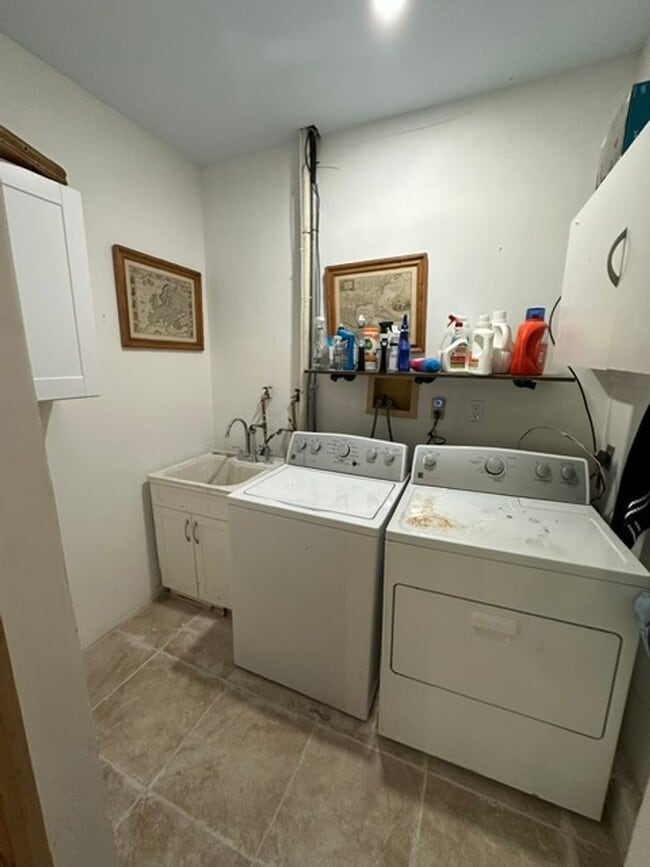 Building Photo - Large Furnished in-law- Fire Mountain