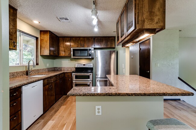 Building Photo - Beautiful 5 bedroom house in South Eugene!