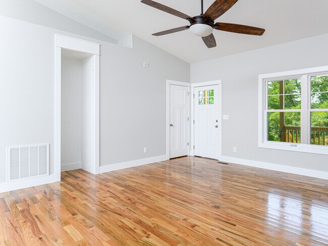 Building Photo - 27 W Chapel Rd