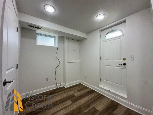 Building Photo - Spacious 4 Bedroom + Den Home with Private...