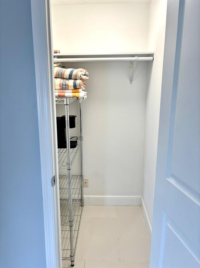 Building Photo - 1705 N Riverside Dr