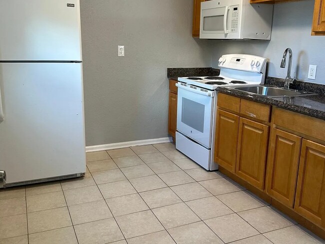 Building Photo - Hedgerow Apartment - Utilities Included