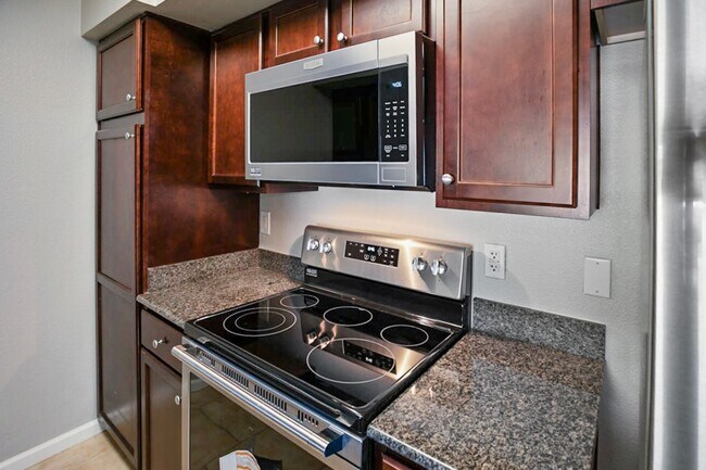 Building Photo - 1 Bed, 1 Bath In Highly Desirable Guard Gated Las Vegas Country Club