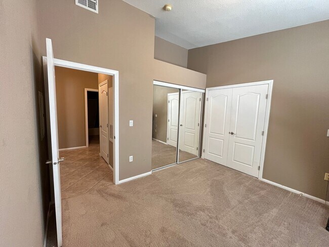Building Photo - Cozy 2 Bedroom 2 Bathroom Condo in Gated C...
