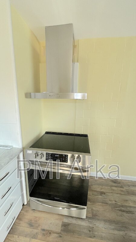 Building Photo - 317 Pelly Ave N