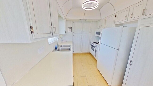 Building Photo - 2-bedroom 2-bathroom Top Corner Unit Condo