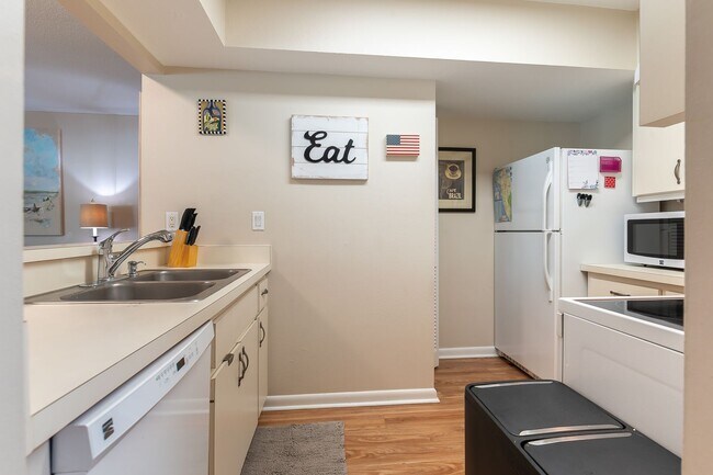 Building Photo - Conveniently located, furnished, 2 Bed, 2 ...