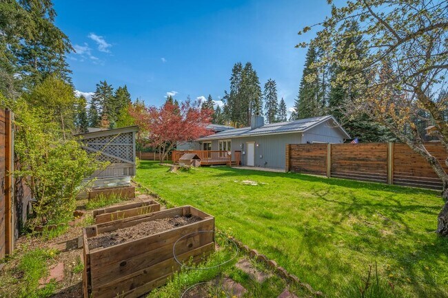 Building Photo - Emerald Estates 4 bed 2 bath with fenced yard