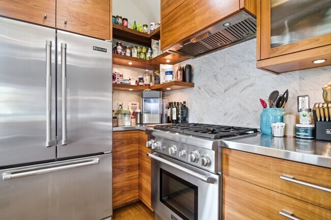 Building Photo - 28-B Charlotte Street- Amazing One Bedroom/Two Bathroom Freestanding Home