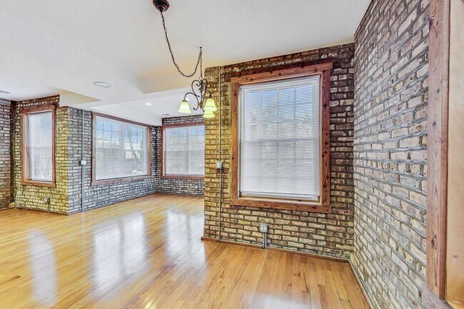 Building Photo - 2705 W Hirsch St