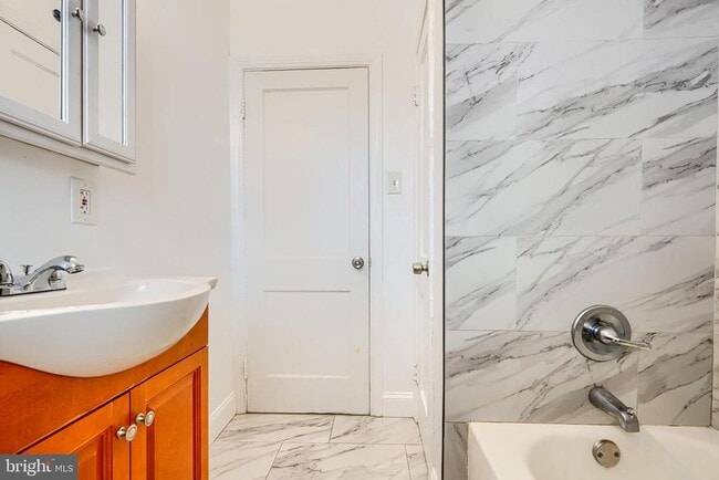 Building Photo - 165 Hampshire Rd