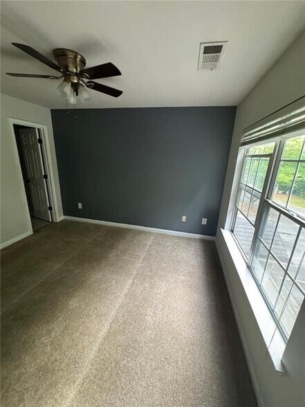 Building Photo - 950 Redwood Dr