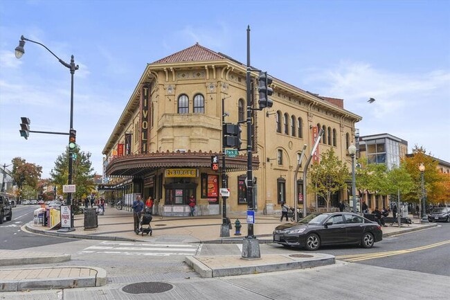 Building Photo - 1390 Kenyon St NW
