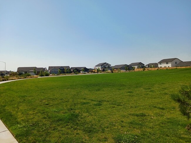 Building Photo - Beautiful 2-Bedroom 2 Bathroom home locate...