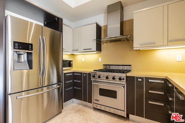 Building Photo - 8788 Shoreham Dr