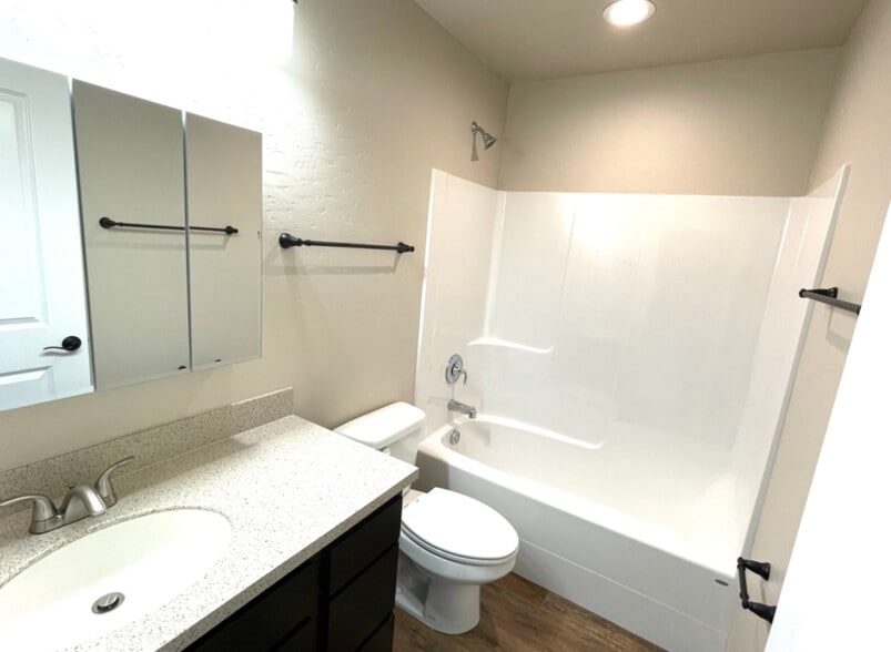 Main bath - 1005 Prospect St