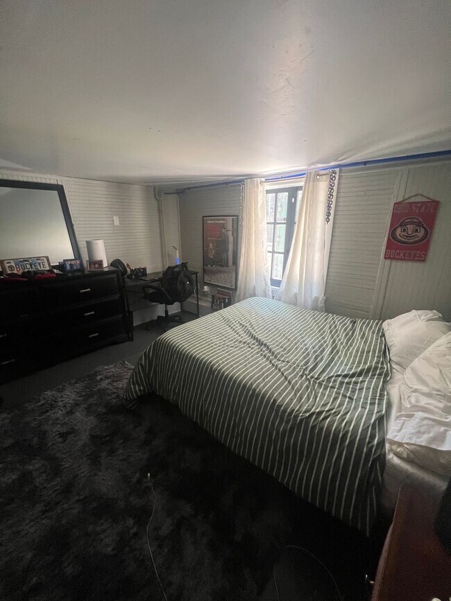 Building Photo - 6 BR Home on Broadway with Pool, Available for Next School Year!