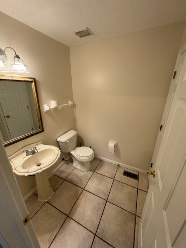 Building Photo - Charming 3 Bedroom Duplex