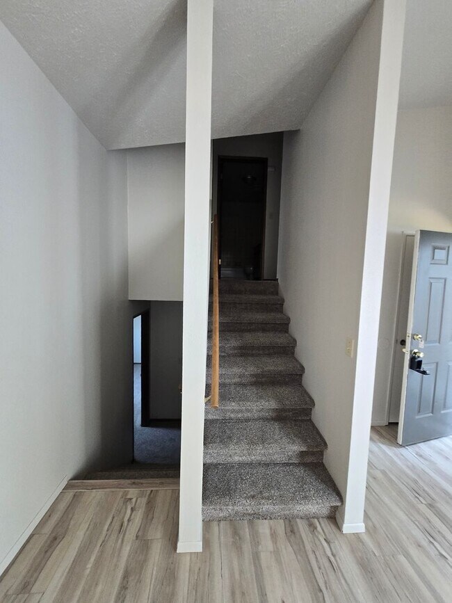Building Photo - 1122