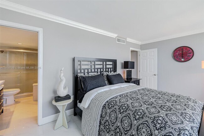 Building Photo - 5838 Collins Ave