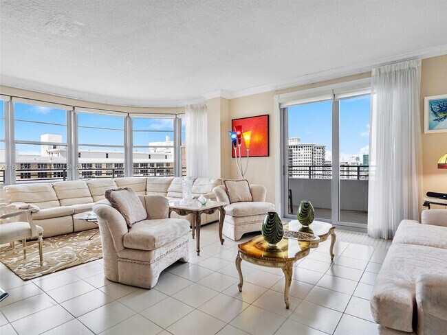 Primary Photo - 5555 Collins Ave