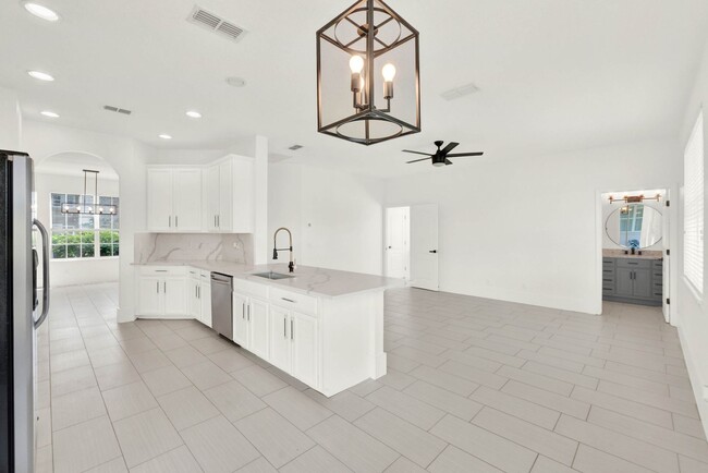 Building Photo - RENOVATED 5 BEDROOM FENCED IN, GOLF FRONTA...