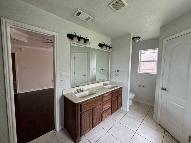 Building Photo - 9600 Diana Dr