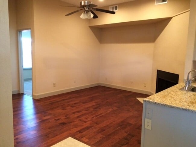 Building Photo - Cute 3/2 duplex in Frisco, Tx- Available NOW and Renovated