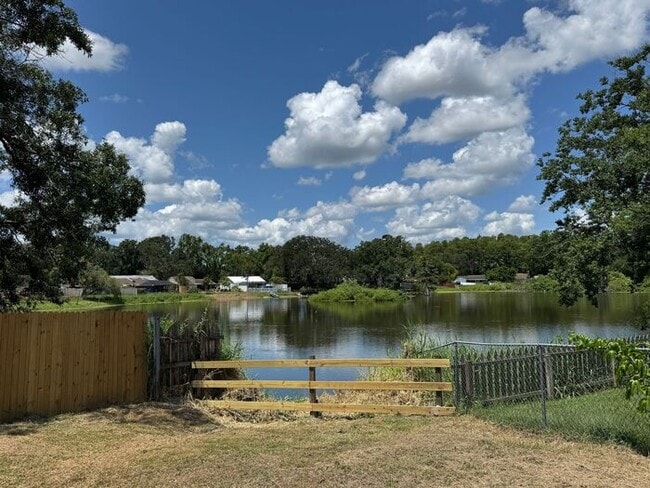 Building Photo - Freshly Updated Lake?Front Retreat in Desi...
