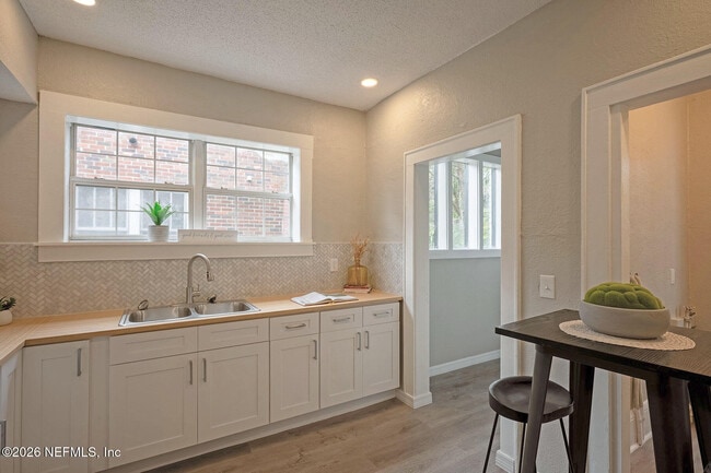 Building Photo - 325 Alder St