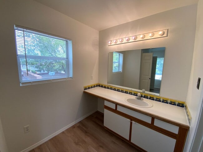 Building Photo - 3 Bedroom Townhome Available Near Albuquer...
