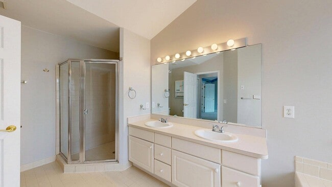 Building Photo - 4890 N Ridgeside Cir