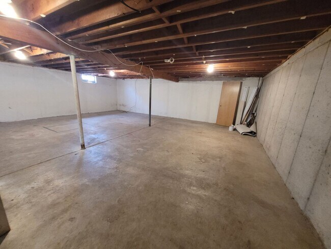 Building Photo - 3204-3206 Runway Ave