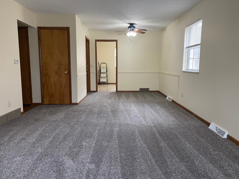 Living/dining room - 3933 Clareridge Dr