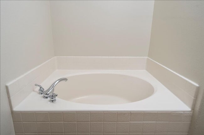 Building Photo - IMMACULATE 2+2 VALENCIA TOWNHOME!