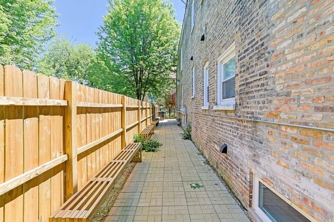 Building Photo - 3001 N Sawyer Ave